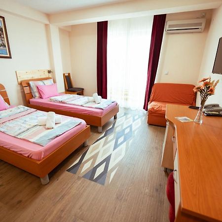 Hotel Holiday-M オフリド エクステリア 写真