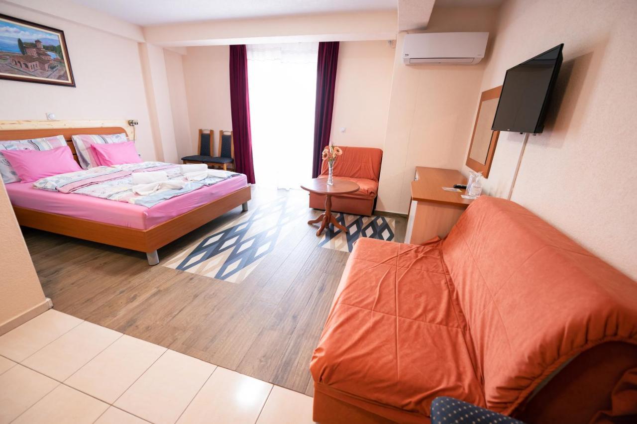 Hotel Holiday-M オフリド エクステリア 写真