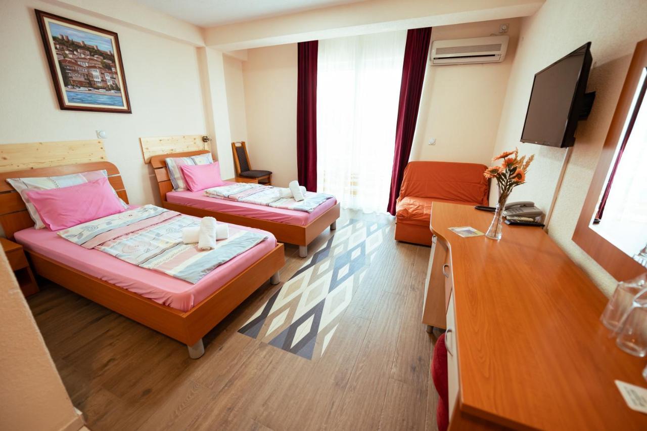 Hotel Holiday-M オフリド エクステリア 写真