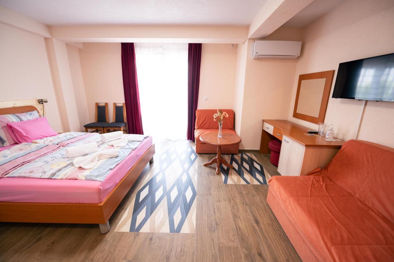 Hotel Holiday-M オフリド エクステリア 写真