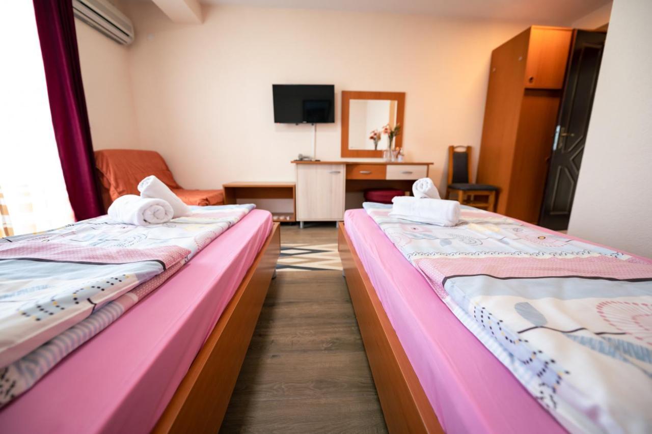 Hotel Holiday-M オフリド エクステリア 写真