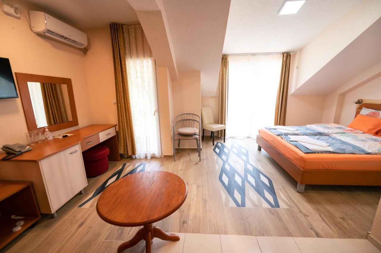 Hotel Holiday-M オフリド エクステリア 写真