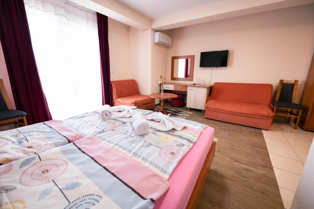 Hotel Holiday-M オフリド エクステリア 写真