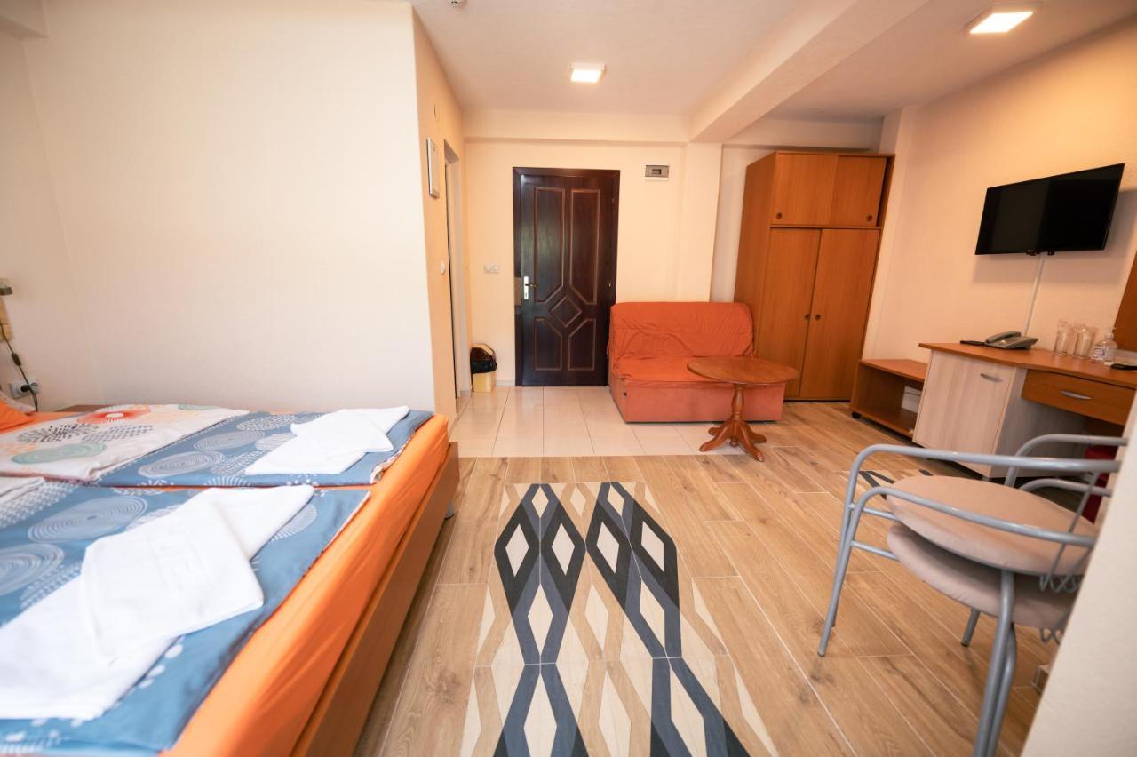 Hotel Holiday-M オフリド エクステリア 写真