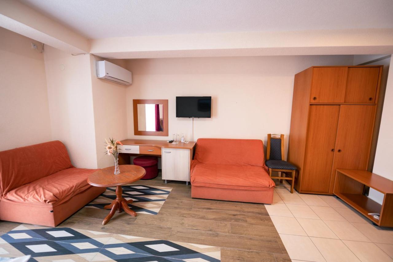 Hotel Holiday-M オフリド エクステリア 写真