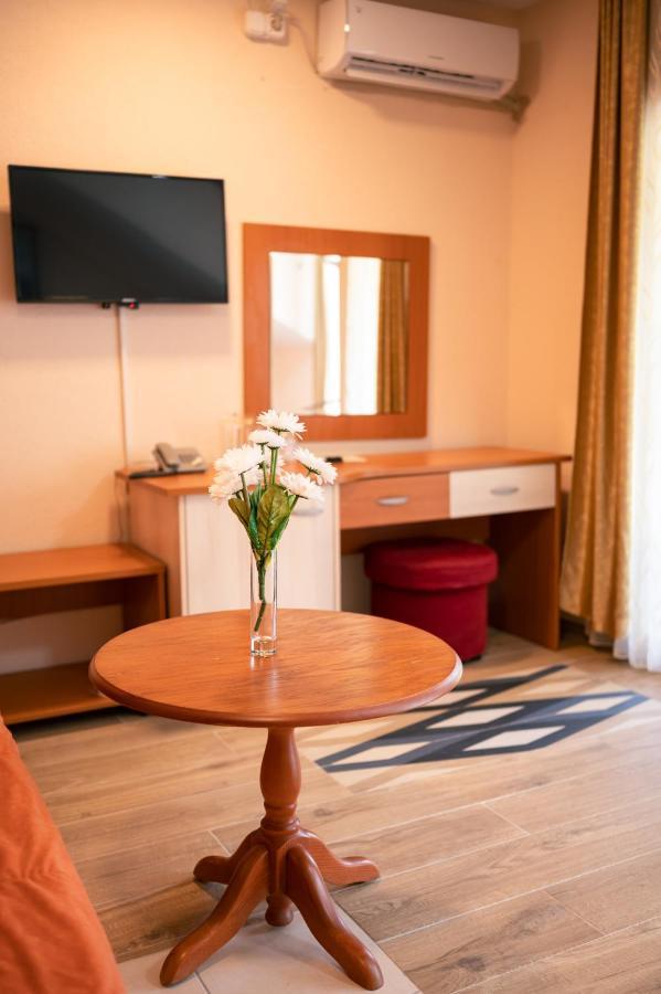 Hotel Holiday-M オフリド エクステリア 写真