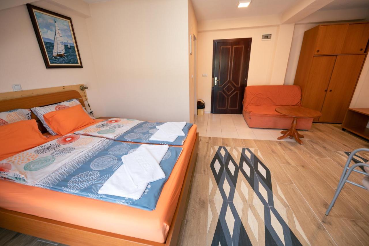 Hotel Holiday-M オフリド エクステリア 写真