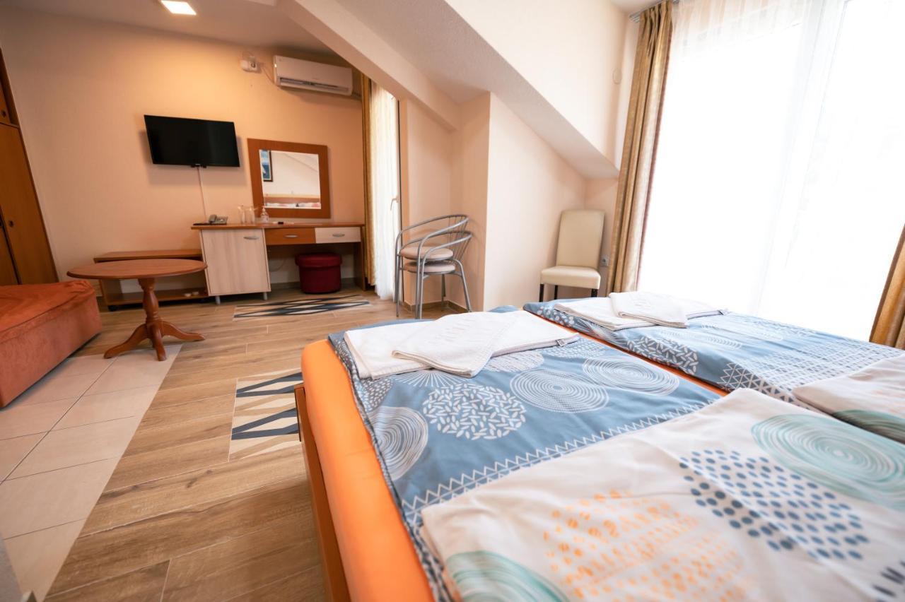 Hotel Holiday-M オフリド エクステリア 写真