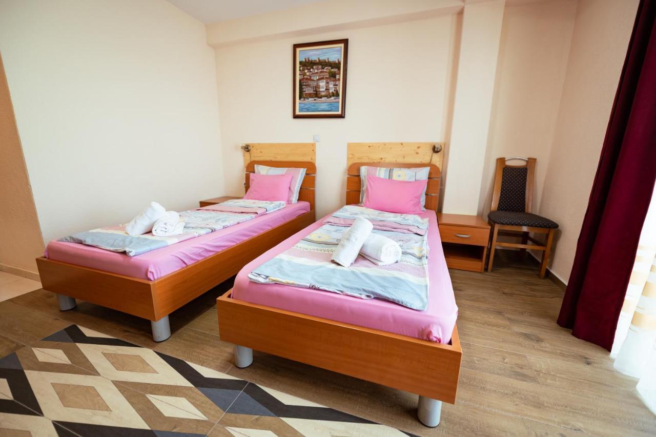 Hotel Holiday-M オフリド エクステリア 写真
